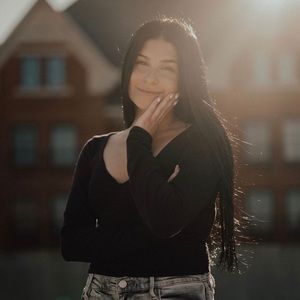 Meet your Posher, Ella